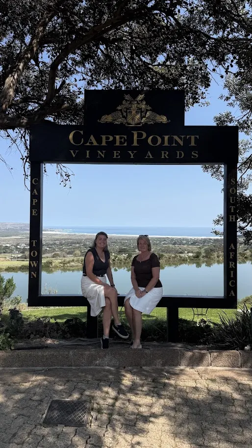 Joyce en Mirte bij Cape Point Vineyards