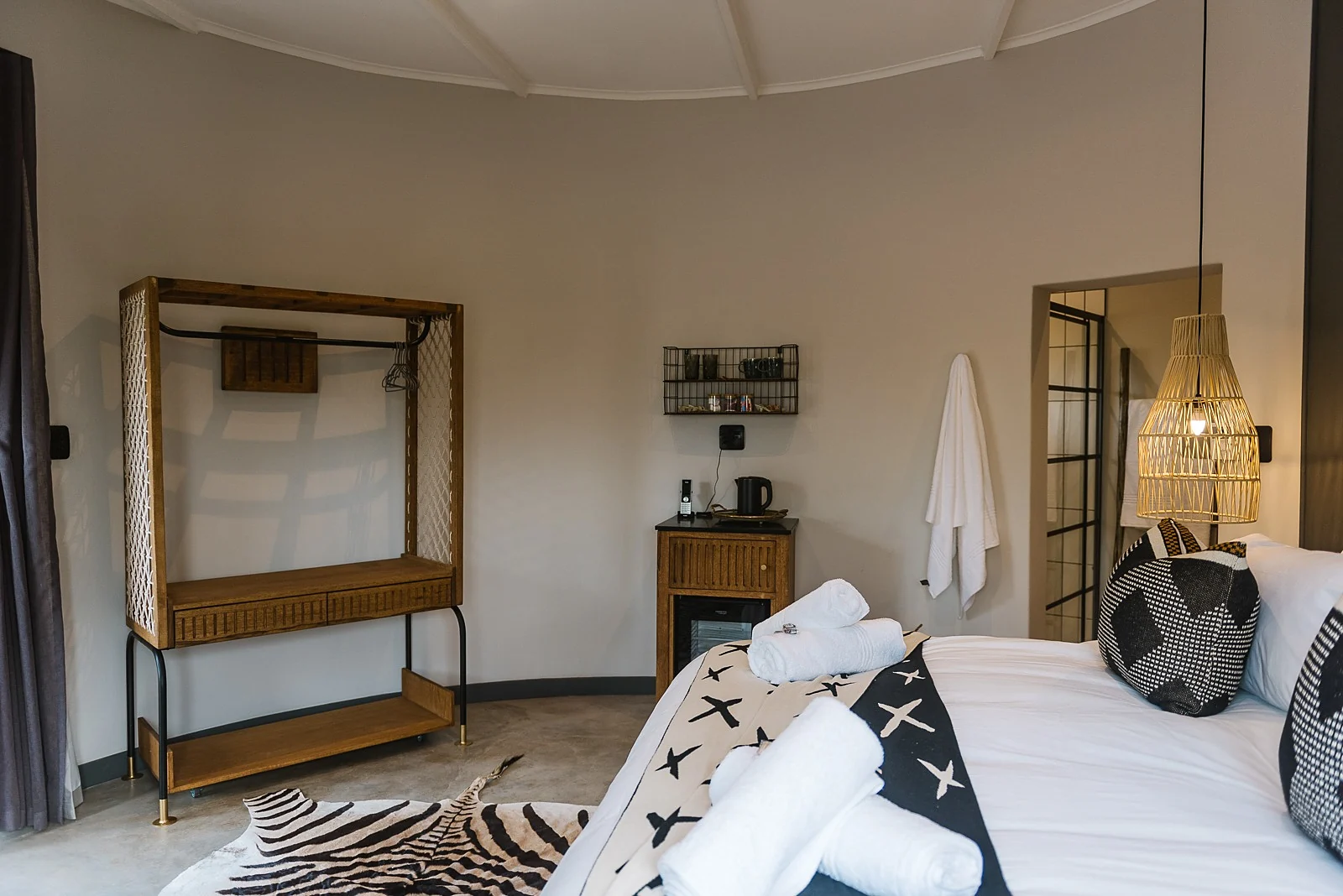 A light lodge room with African details