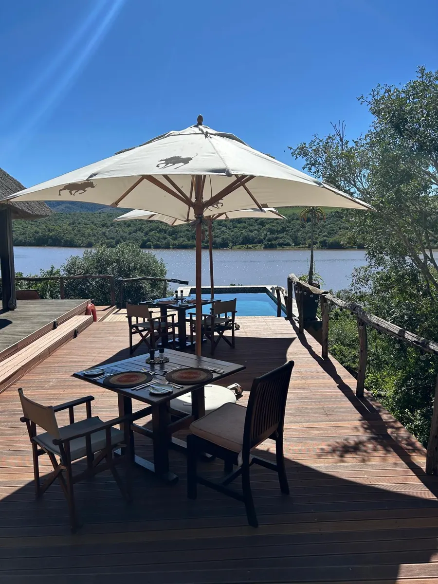Een terras met zwembad en uitzicht over de rivier